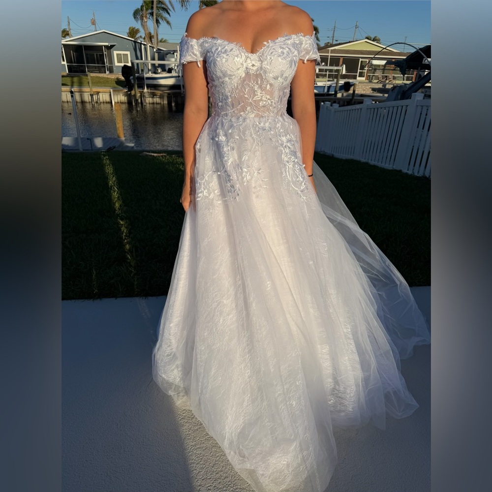 Elegant Size 4 Tulle A-Line Wedding Dress